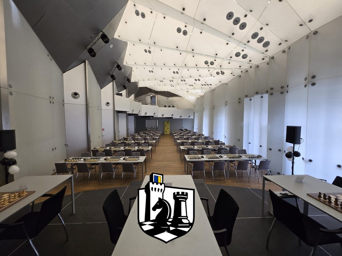 Der Kristallsaal im Schloss Rothschild mit aufgebauten Schachbrettern für das RAPID Open