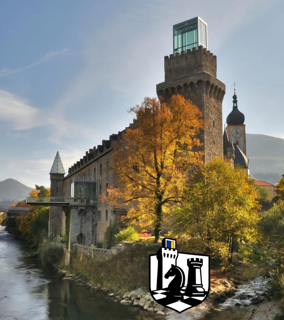 Schloss Rothschild in Waidhofen an der Ybbs mit Schlossturm im Herbst, direkt an der Ybbs gelegen